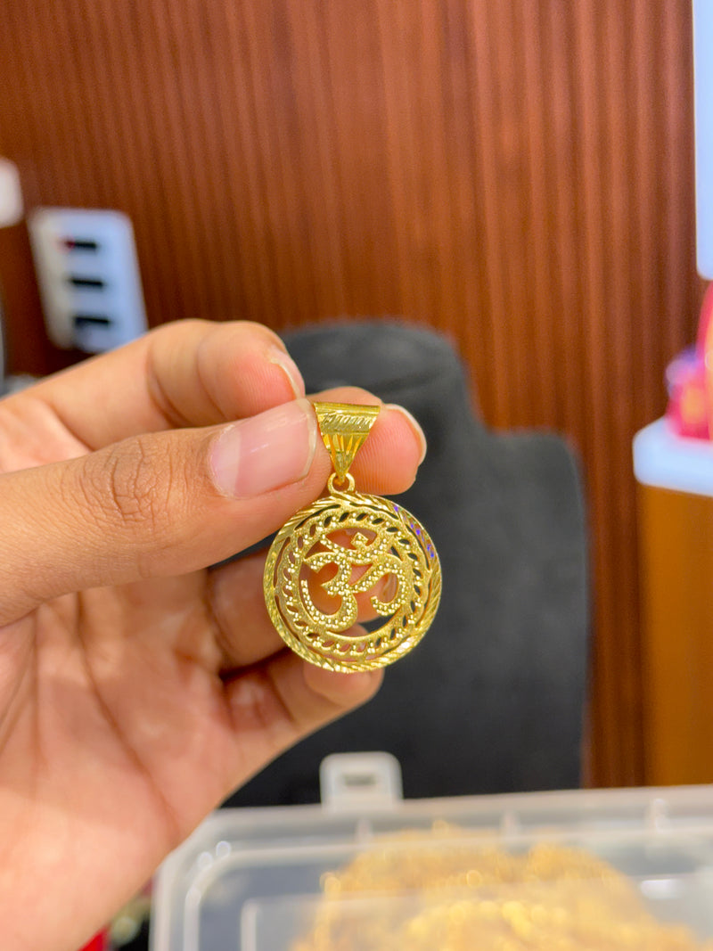 Om pendent