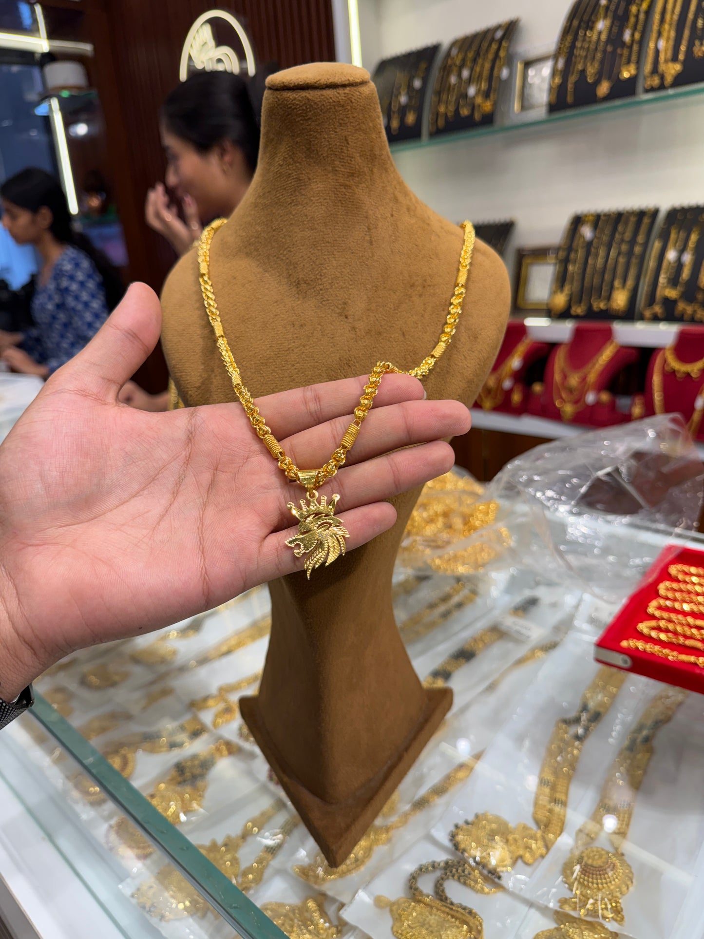 Chain +lion pendant