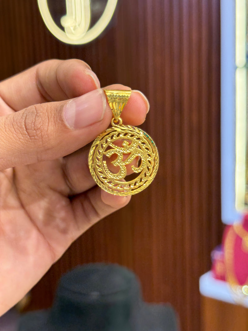 Om pendent