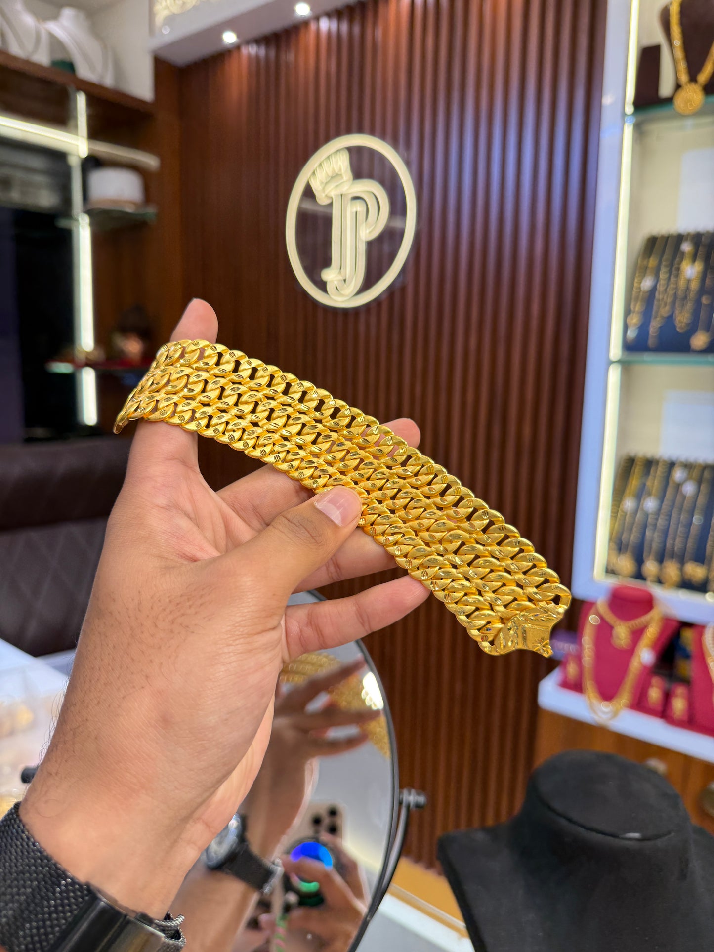 Bracelet 	⭐⭐⭐⭐⭐ 4.9 (12,845)