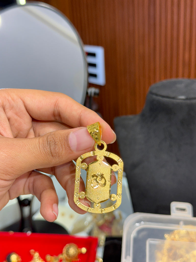 Om pendent .
