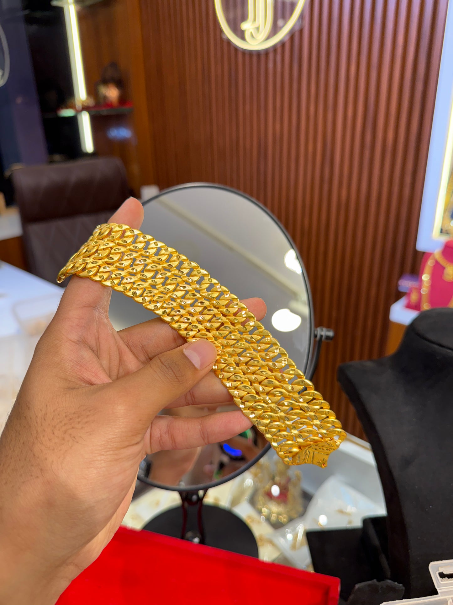 Bracelet 	⭐⭐⭐⭐⭐ 4.9 (12,845)