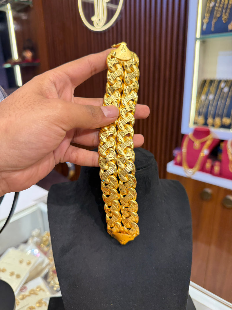 Bracelet .