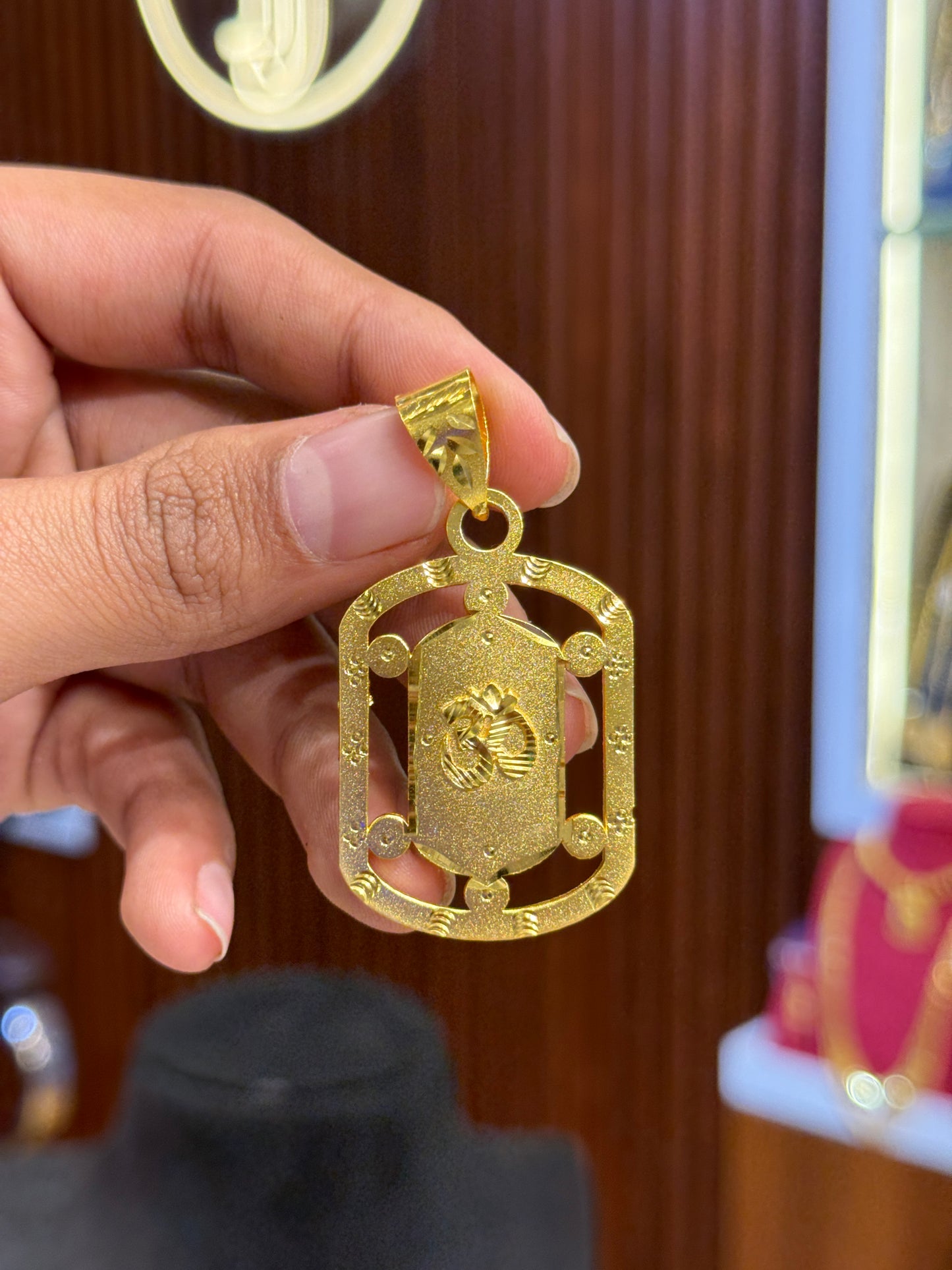 Om pendent .	⭐⭐⭐⭐☆ 4.0 (13,200)