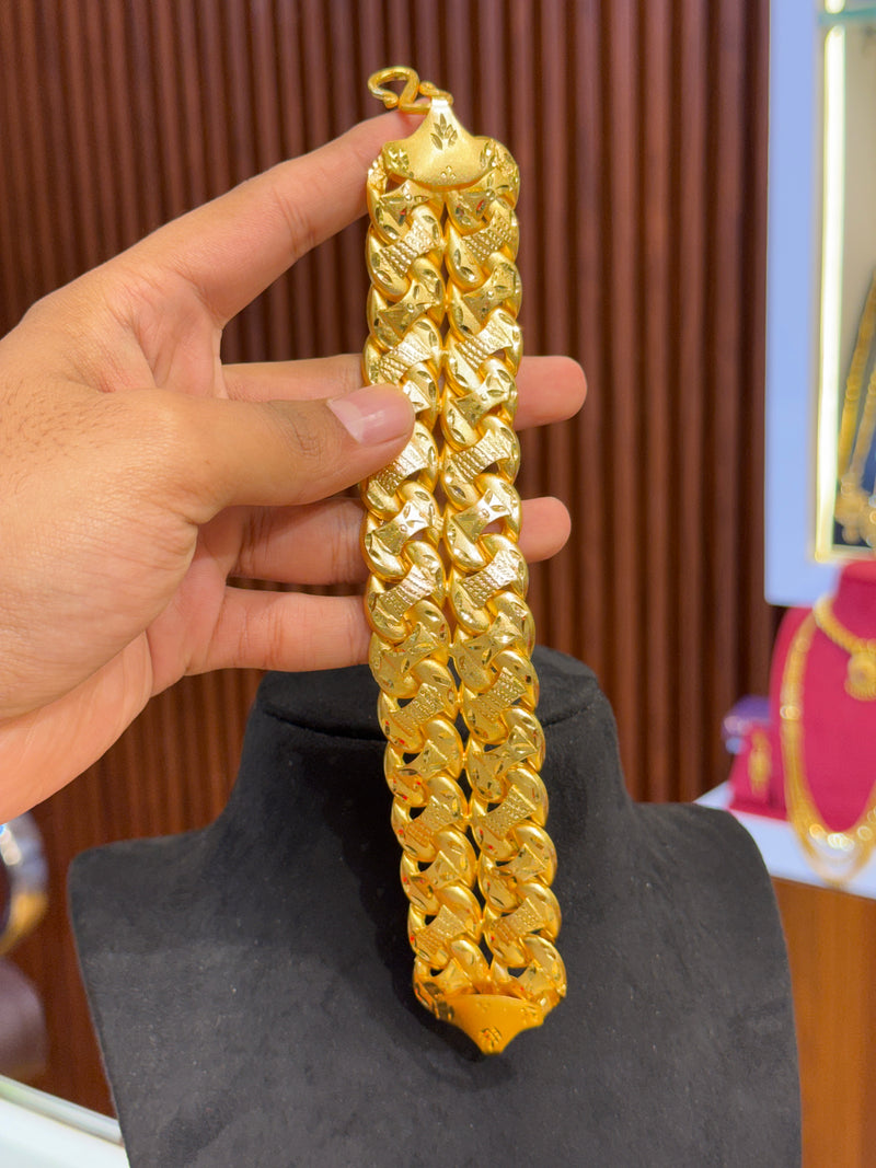 Bracelet .