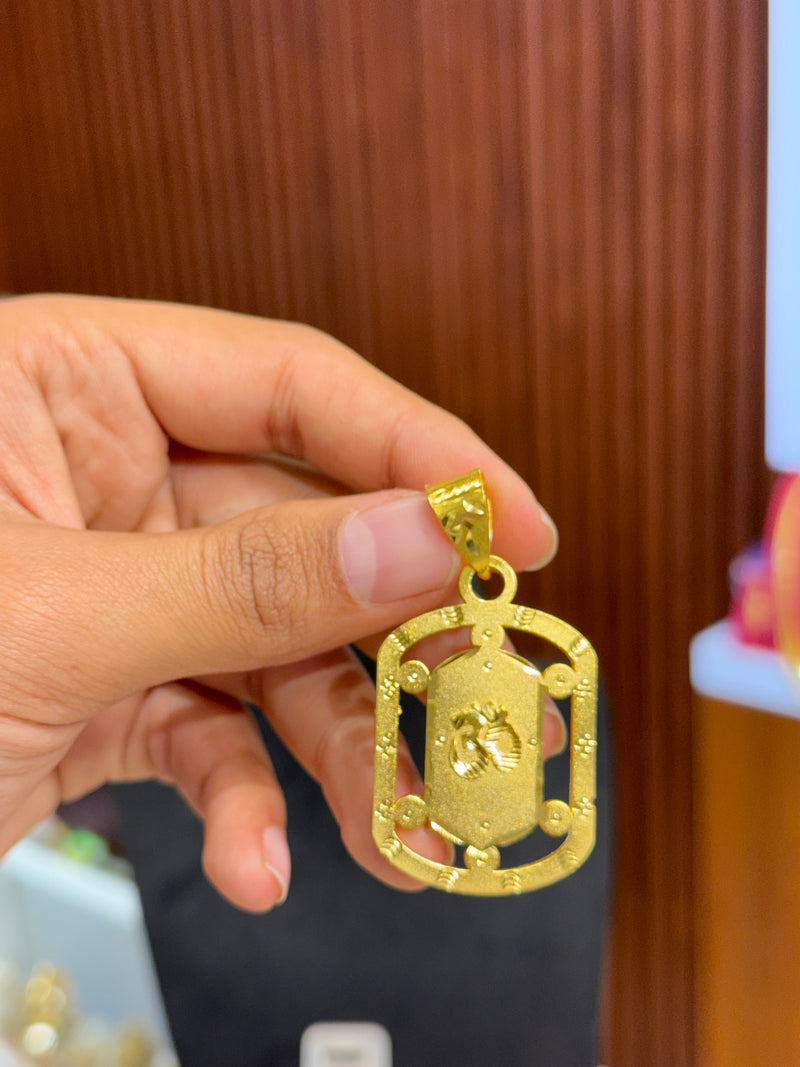 Om pendent .